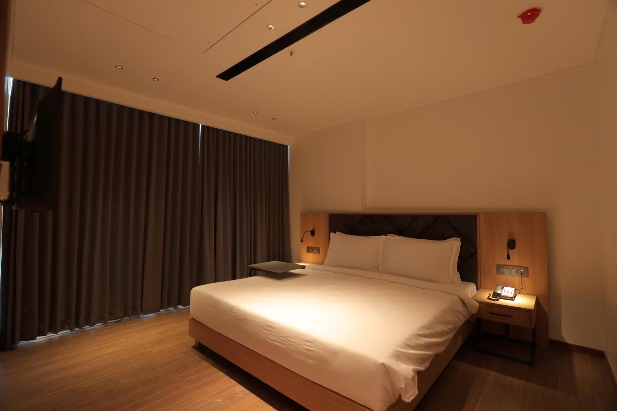 The World Surat Hotel Kültér fotó