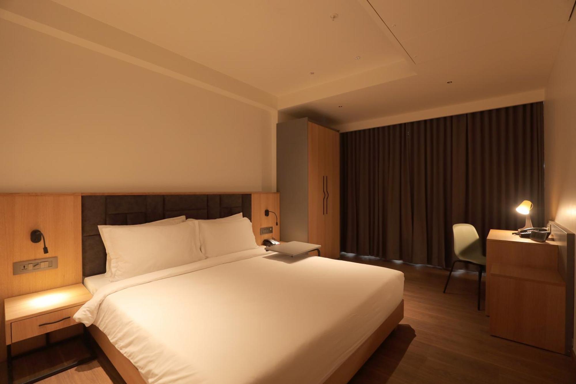 The World Surat Hotel Kültér fotó