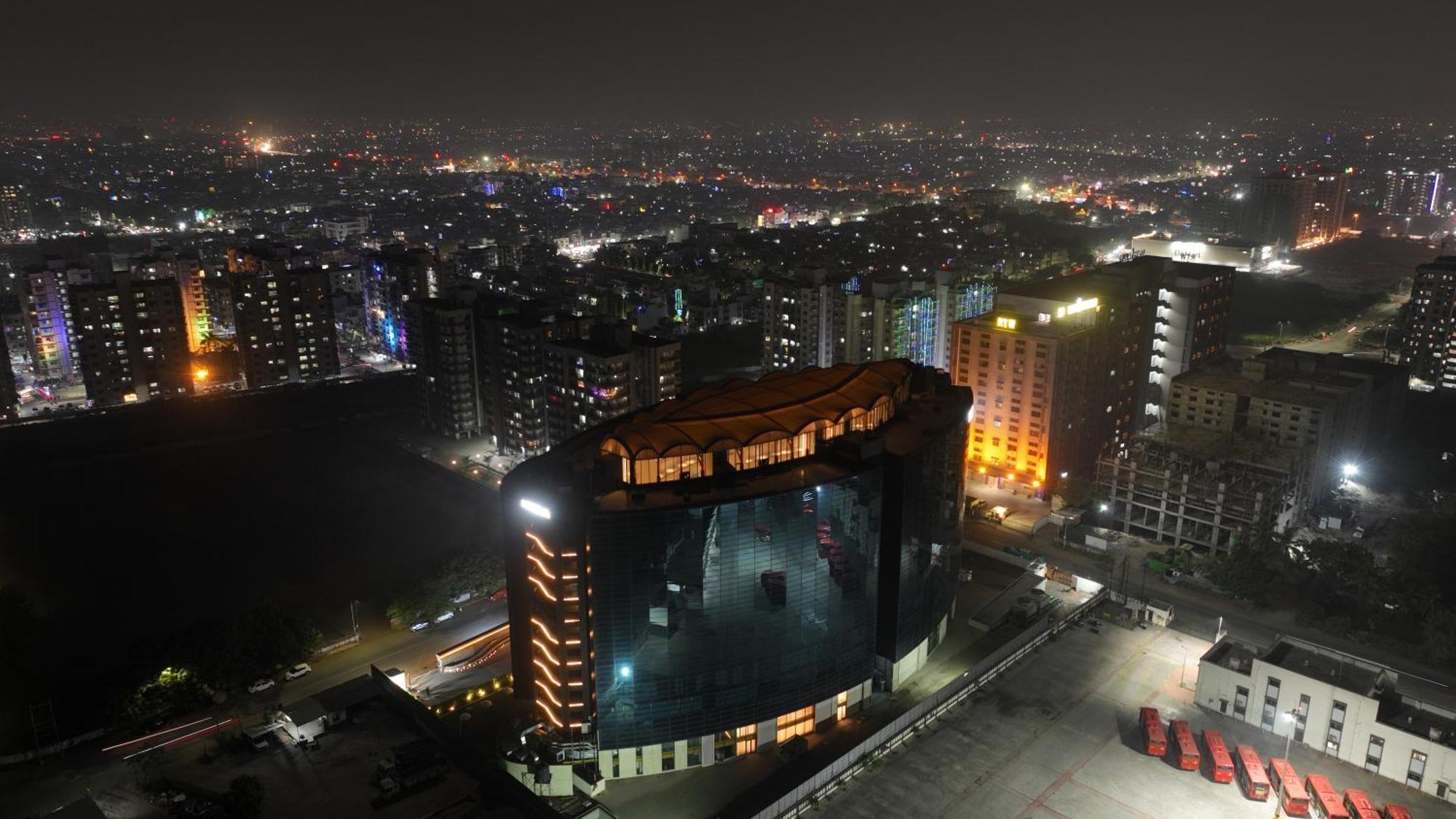 The World Surat Hotel Kültér fotó