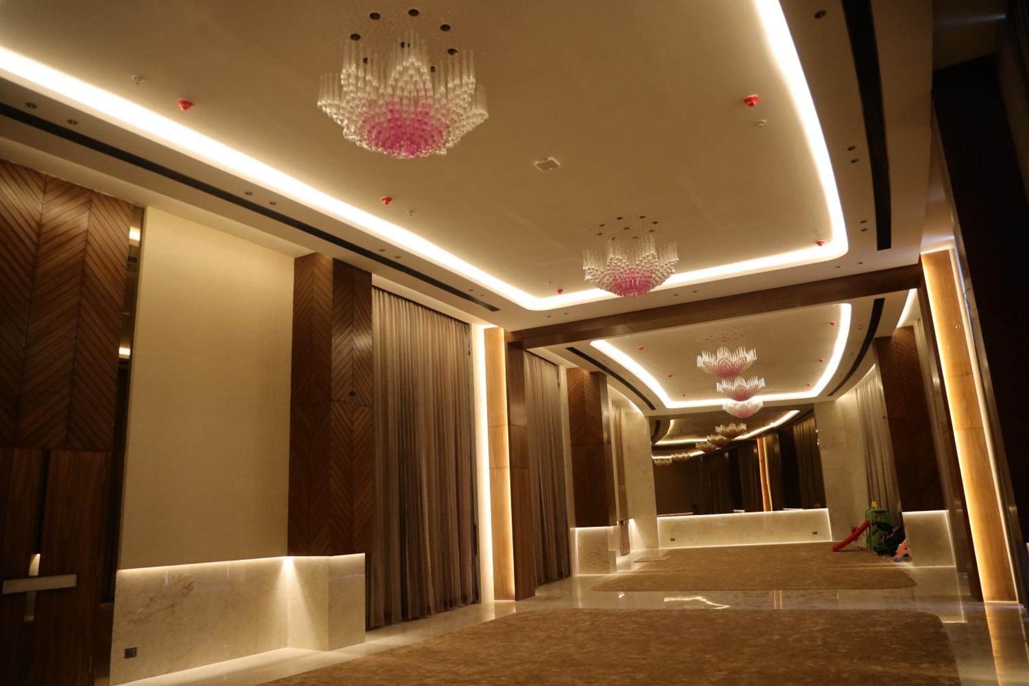 The World Surat Hotel Kültér fotó